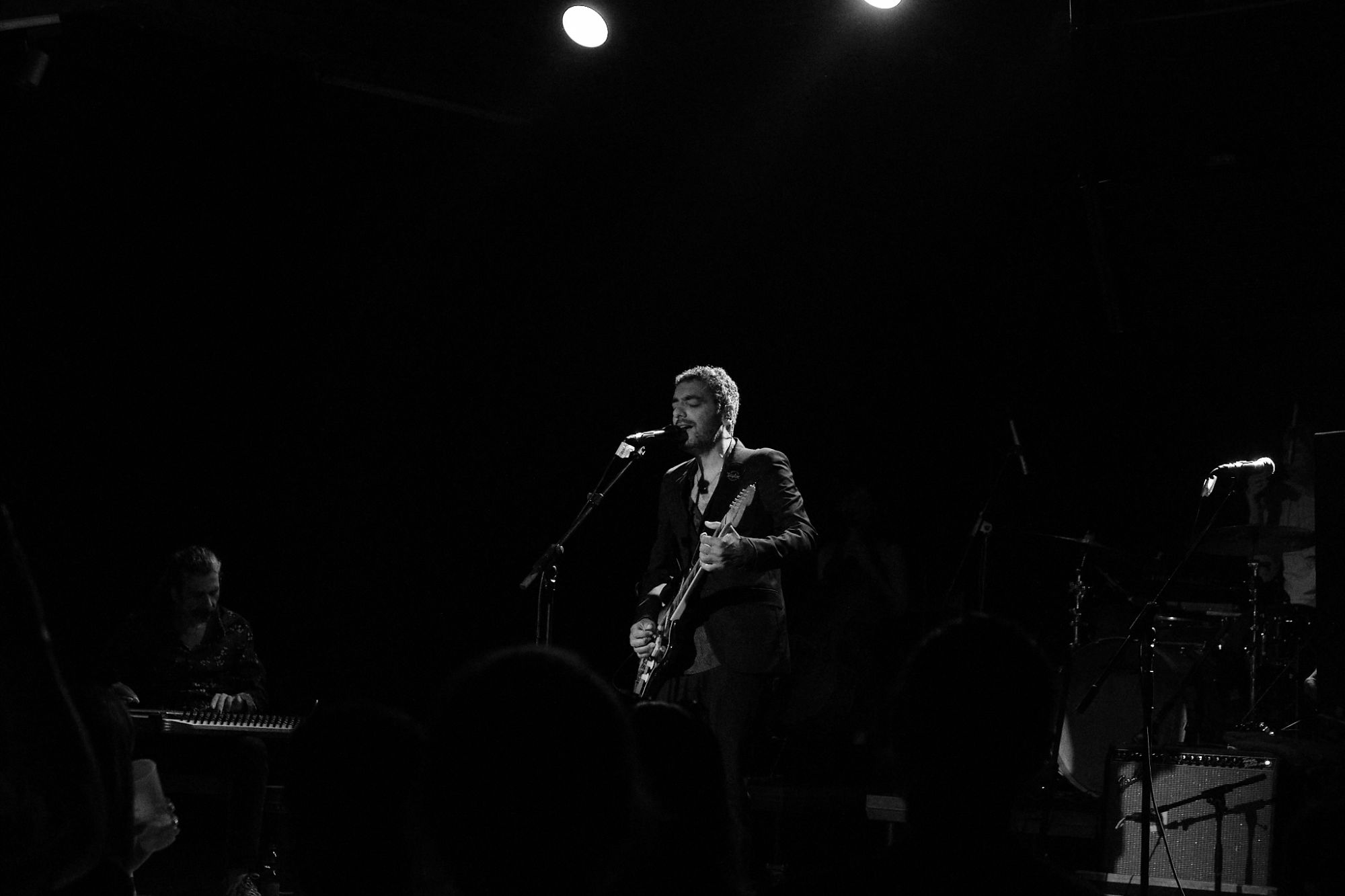 Black and white photo of DUDU TASSA & KUWAITIS performing at Meet Factory in Prague